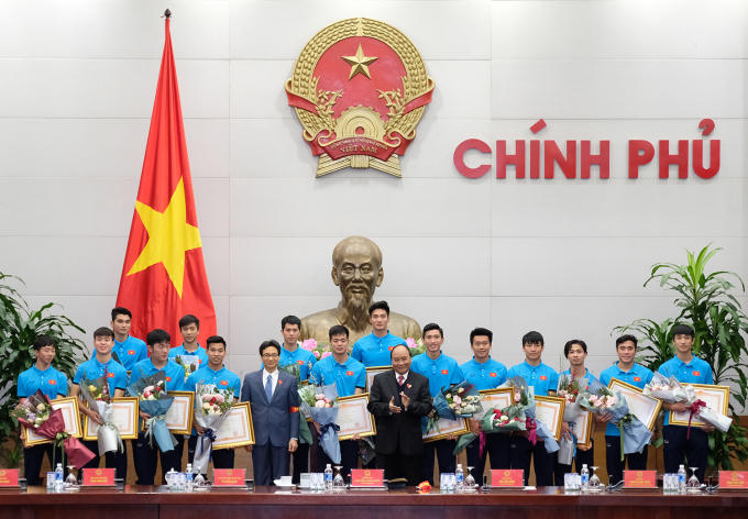 H&agrave;ng chục ngh&igrave;n người h&acirc;m mộ h&ograve; reo ch&uacute;c mừng U23 Việt Nam tại chảo lửa Mỹ Đ&igrave;nh