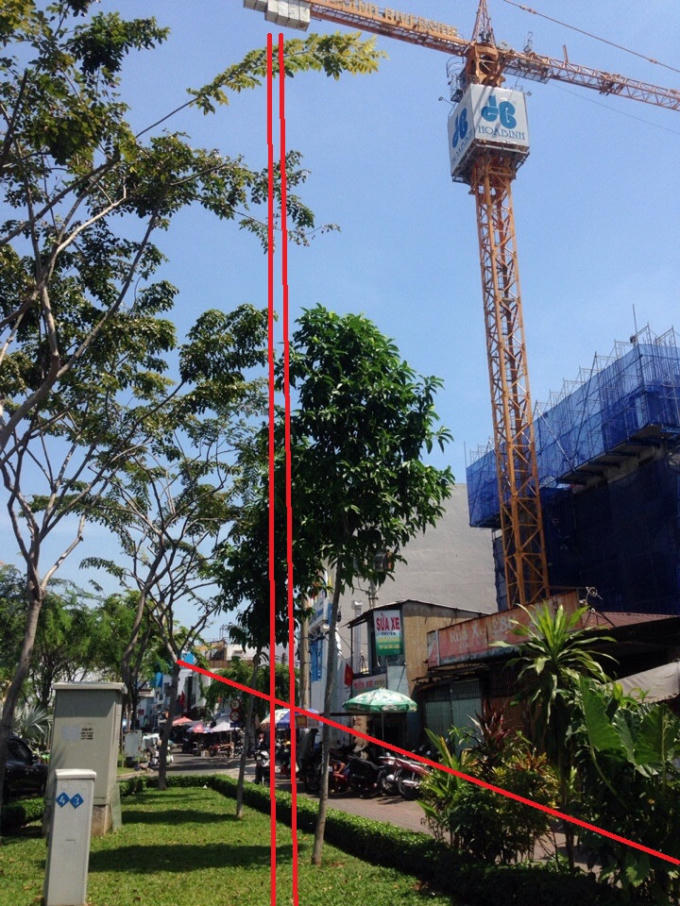 Trục tháp cẩu thường vượt ra ngoài công trường, khiến người qua đường hoang mang.