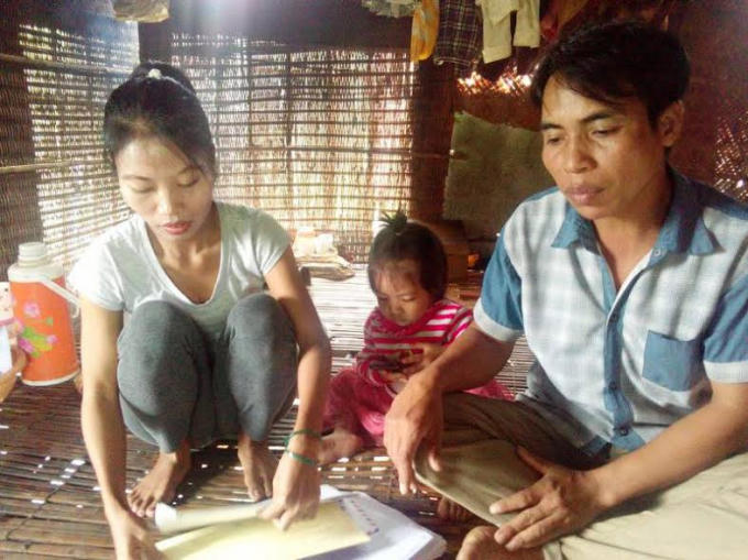 Bà Muốch và chồng trình bày vụ việc.