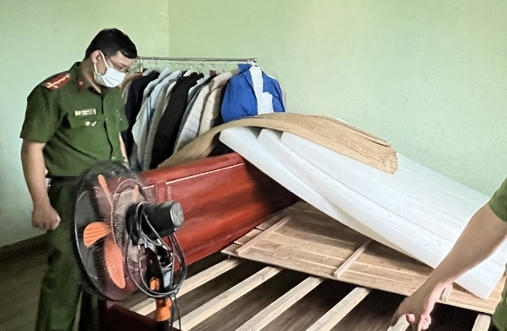 CQĐT khám nghiệm hiện trường nơi xảy ra án mạng.
