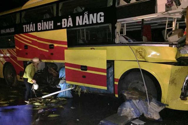 Thời điểm xảy ra va chạm, trên xe khách có khoảng 20 người.
