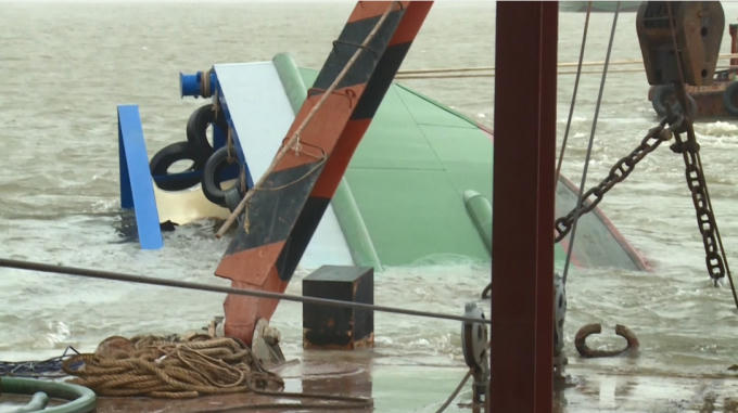 Phần đuôi sà lan đã được lôi nên khỏi mặt nước.