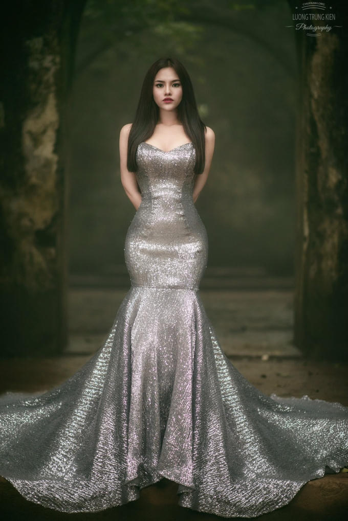 Người đẹp gây sốt với loạt ảnh cô đơn trong rừng