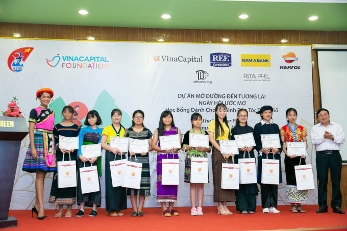 Hoa hậu H'hen Ni&ecirc; h&oacute;a c&ocirc; g&aacute;i d&acirc;n tộc H'M&ocirc;ng tham gia hoạt động cộng đồng tại Đ&agrave; Nẵng