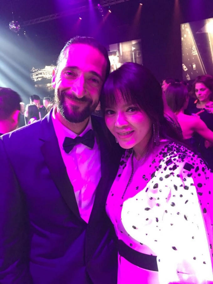 Lỹ Nhã Kỳ chụp hình với nam diễn viên lừng danh Adrien Brody, nam diễn viên từng giành Oscar với vai nghệ sĩ dương cầm trong bộ phim “Nghệ sĩ dương cầm”.