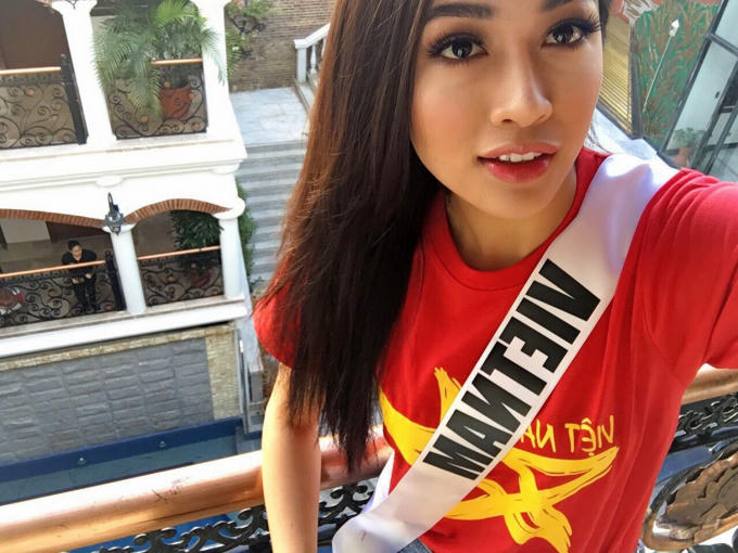 Người đẹp mặc một chiếc áo thun màu đỏ sao vàng cùng dòng chữ "Việt Nam", kết hợp cùng quần jeans ôm sát khoe vóc dáng gợi cảm.