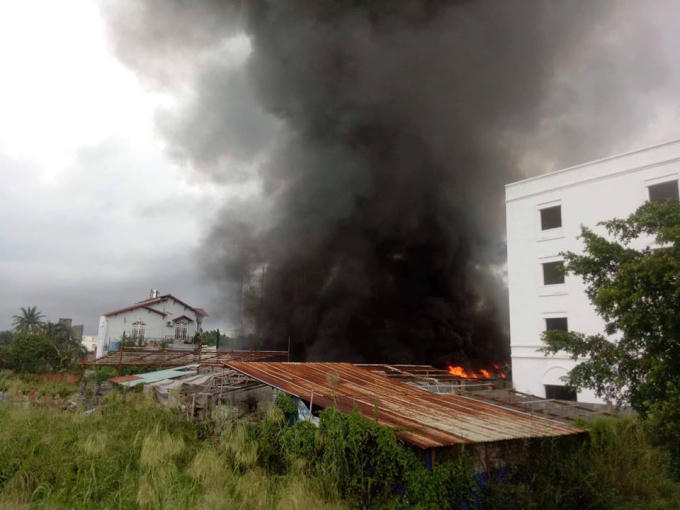 Cột khói đen cao ngút trời.