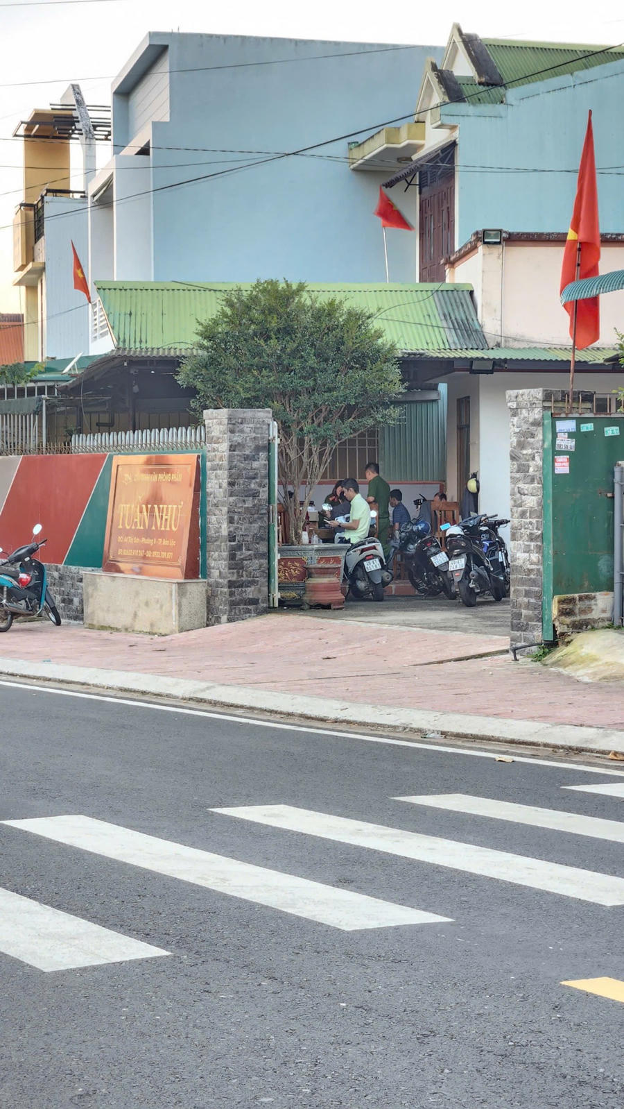 Cơ quan CSĐT thực hiện lệnh khám xét tại trụ sở Công ty Văn phòng phẩm Tuấn Như. Ảnh: K.P