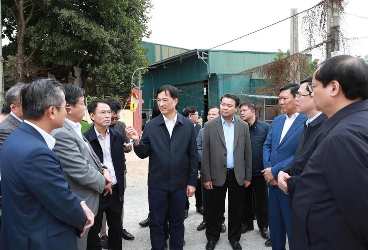 Bí thư Thành ủy Nguyễn Duy Ngọc và đoàn kiểm tra tại tuyến đường Quốc lộ 1A, tại đoạn Văn Điển - Ngọc Hồi.