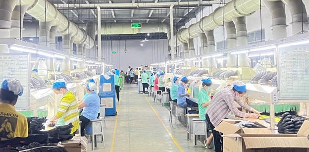 Công ty TNHH Giày Thông Dụng thông báo thưởng Tết cho người lao động.