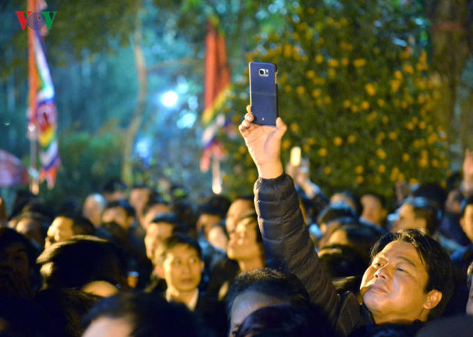 Mặc dù BTC liên tục nhắc nhở không quay phim, chụp ảnh bằng phương tiện cá nhân nhằm bảo đảm sự trang nghiêm của nghi lễ nhưng nhiều người dân vẫn cố tình vi phạm.