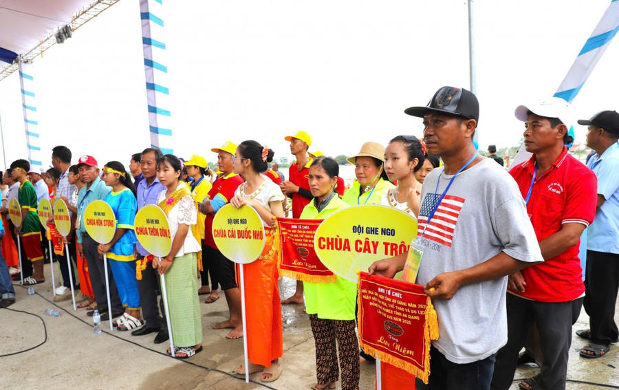 Đại diện các đội đua ghe ngo nhận Cờ lưu niệm từ Ban Tổ chức