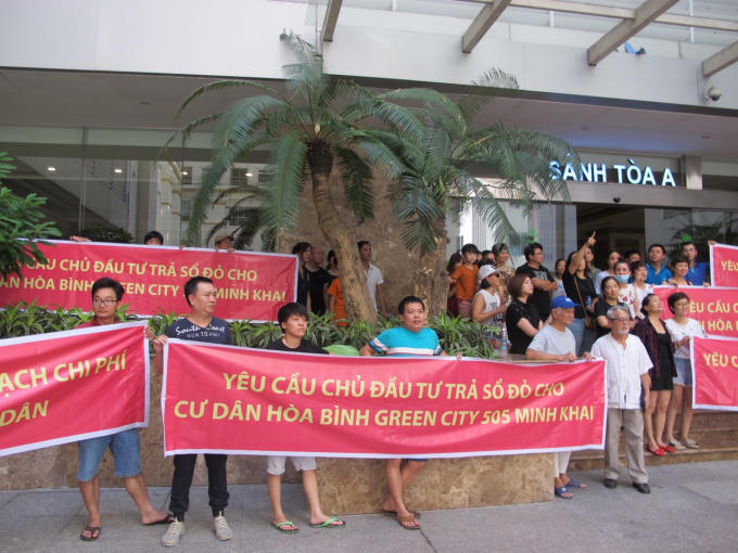 Bất chấp cái nắng nóng hơn 40 độ C các cư dân tại đây vẫn kiên trì đứng treo băng rôn.