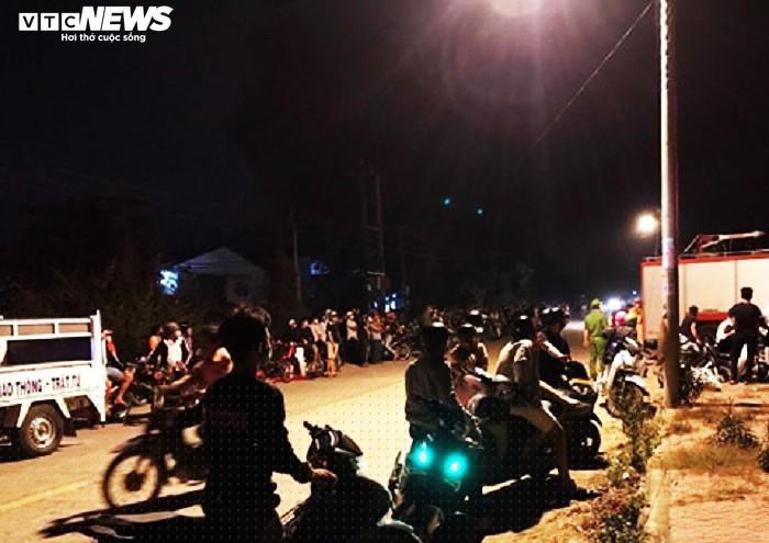 anh: bat chap lenh cach ly xa hoi, hang tram nguoi tu tap xem dam chay hinh 10