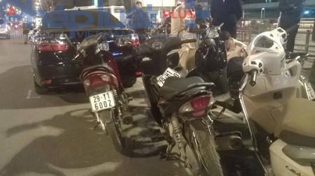 Tài xế dừng chiếc xe Camry vào lề đường sau khi gây tai nạn.