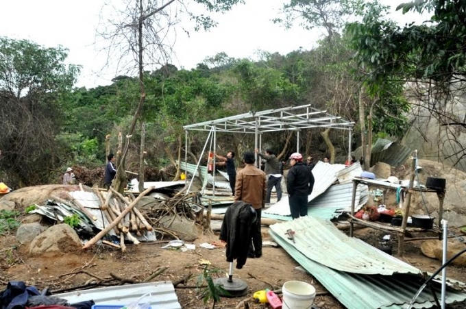 Lán trại của những người phá rừng Sơn Trà bị lực lực chức năng phá dỡ.