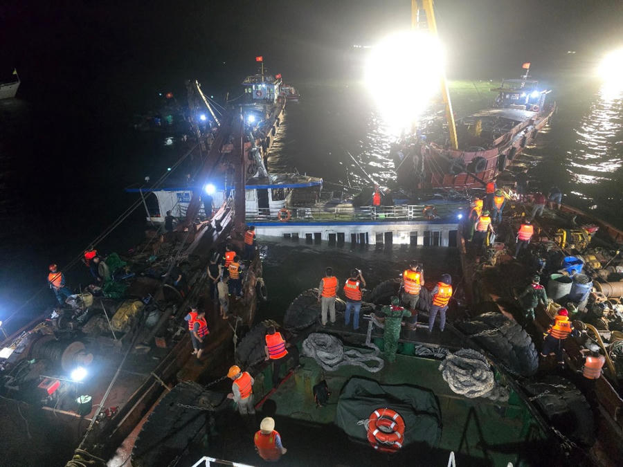 Lực lượng chức năng tại Quảng Ninh đã hoàn tất việc trục vớt con tàu Vịnh Xanh 58 mang số hiệu QN-7105.