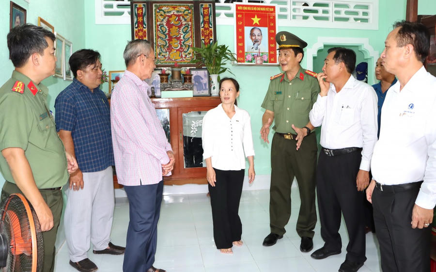 Bà Lý Thị Xuân chia sẻ niềm vui với đại biểu Bộ Công an và lãnh đạo tỉnh Bạc Liêu trong căn nhà mới.