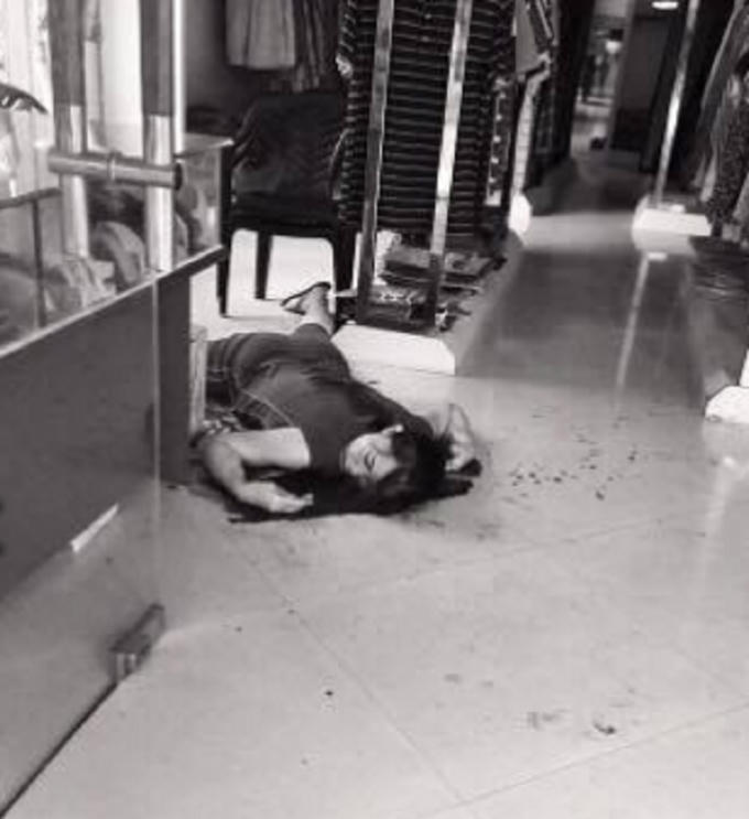 Người con gái bị đâm tử vong tại chỗ trong quầy quấn áo. Ảnh: Facebook.