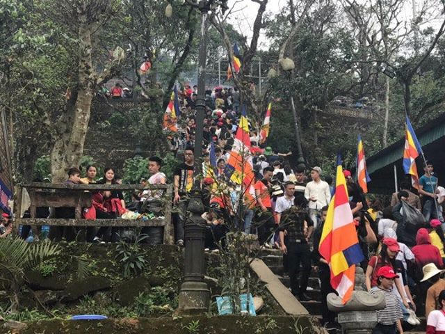 Rất nhiều người dân đổ về nơi đây để dâng hương.