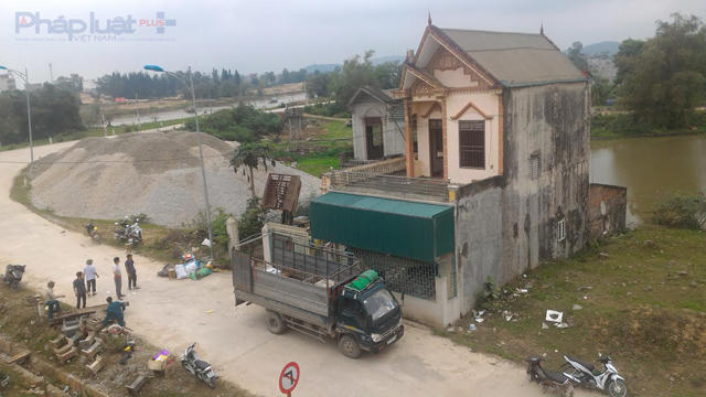 Sáng 23/3, UBND xã Hoằng Cát đã cho lực lượng dân quân hỗ trợ gia đình nhanh chóng tháo dỡ vật liệu ngôi nhà. (Ảnh: A.Thắng)