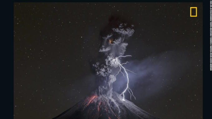Bức ảnh đạt giải nhất "The power of nature" ghi lại hình ảnh sự phun trào mạnh mẽ của núi lửa Colima ở Mexico vào ngày 13 tháng 12 năm 2015. “Đêm đó, thời tiết khô và lạnh, ma sát của các hạt tro tạo ra tia sét lớn dài khoảng 600 mét, và sáng bừng cả một góc trời đêm. Vào cuối năm 2015, ngọn núi lửa này cho thấy rất nhiều hoạt động phun trào với những vụ nổ tro bay cách mặt đất 2-3 km. Hầu hết các vụ nổ ban đêm đều gây ra những vụ rơi đá và sét nhỏ hơn 100 mét. " – lời miêu tả của tác giả bức ảnh Sergio Tapiro Velasco. Ảnh CNN