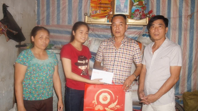 Các nhà hảo tâm từ Hà Nội vượt hơn 300 Km trực tiếp đến thăm và trao những món quà ý nghĩa giúp đỡ Trịnh Thị Huyền Trang trước ngày nhập học.