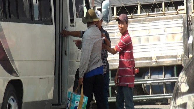 Băng cướp ép phóng viên Tuổi Trẻ lên xe để đánh đập, cướp tiền tháng 11 - 2015 - Ảnh cắt từ clip điều tra