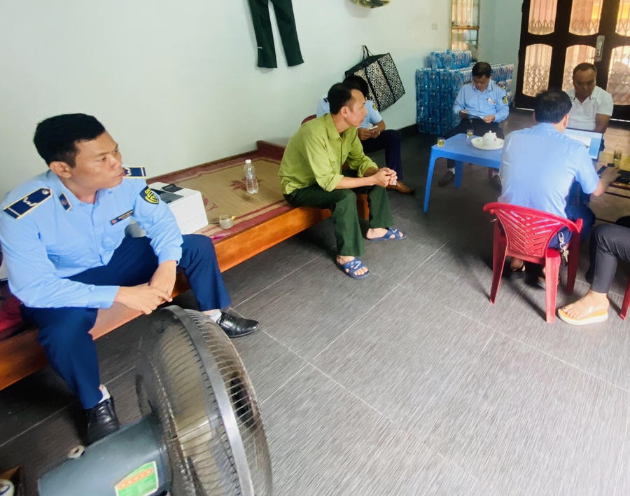 Đoàn kiểm tra của Đội QLTT số 2 làm việc trực tiếp với doanh nghiệp.
