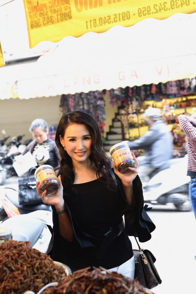 Sức hút lớn nhất đối với chị là một số món ăn truyền thống nổi tiếng tại chợ Hàng Bè, trong đó có mắm tép.