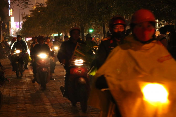 Nhiều người điều khiến phương tiện đã chọn cách đi trên vỉa hè để "thoát" ùng tắc...