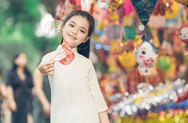 Bé gái 8 tuổi xinh như thiên thần dạo phố mùa Trung thu