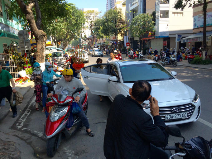 Hình ảnh đông đúc, tấp nập trên đường Trần Phú, sát khu vực chợ Hàn.