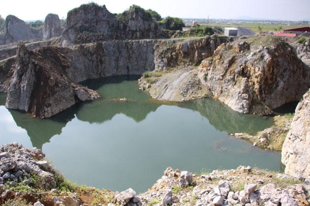 Việc khai thác sâu quá chỉ giới cho phép đã tạo thành những hồ nước khổng lồ, tiềm ẩn nhiều nguy hiểm. (Ảnh: THÀNH CHÂU - ĐỨC THẮNG)