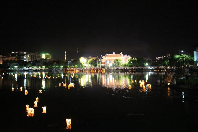 Hồ Chùa Bầu lung linh sắc hoa đăng.