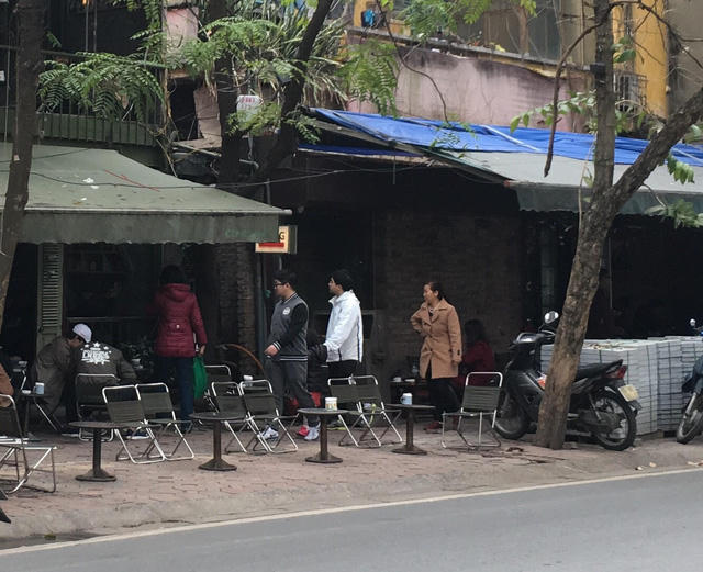 Chiếm dụng vỉa hè để kinh doanh hàng quán, người đi bộ không có chỗ để đi.