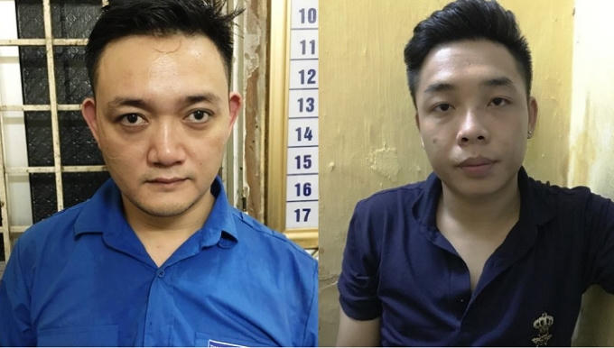 Đỗ Trọng Khôi (áo xanh) và Hoàng Trung Phú (áo đen), tại cơ quan Công an.