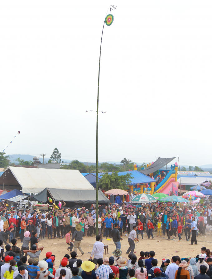 Hội thi ném Còn.