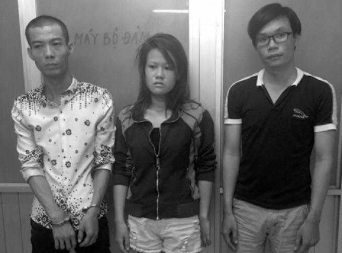 Linh (ở giữa) và đồng bọn bị bắt trong vụ án cướp giật tài sản.