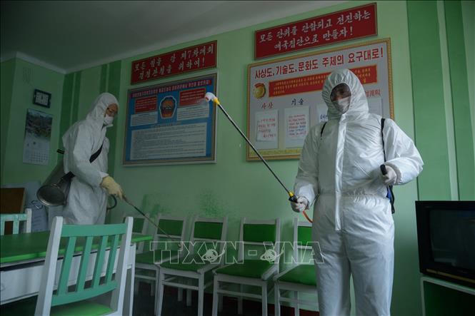 Nhân viên y tế phun khử khuẩn phòng chống dịch COVID-19 tại một bệnh viện ở Bình Nhưỡng, Triều Tiên, ngày 1/4/2020. Ảnh: AFP/TTXVN
