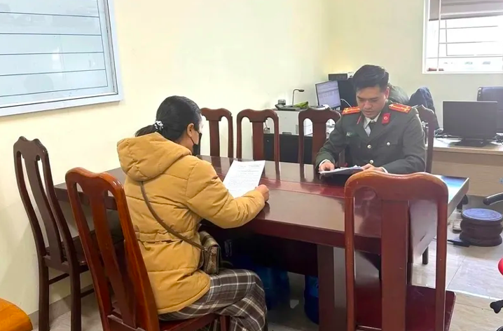 Công an xã Hữu Lũng xử lý đối tượng tung tin bịa đặt về vụ án mạng liên quan đến đối tượng Đoàn Văn Sáng. (Ảnh: Công an xã Hữu Lũng)