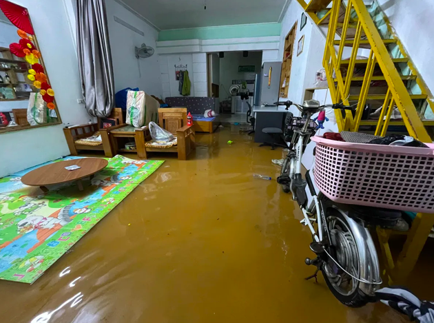 Trận mưa lớn gây ngập lụt một số nhà dân tổ 11, phường Đoàn Kết, thành phố Lai Châu. (Ảnh: Báo Lai Châu)
