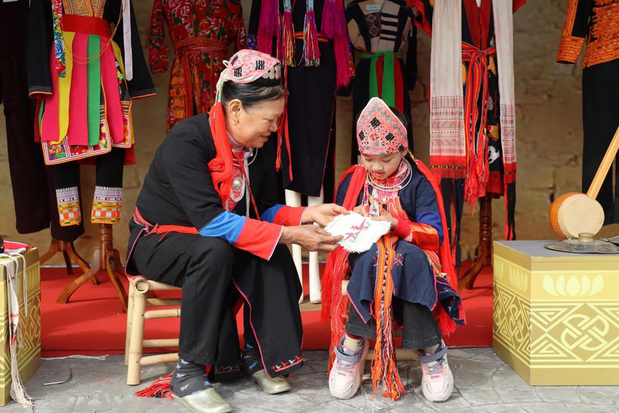 Tái hiện lại cảnh nét đẹp thêu ngày Tết của người Dao.