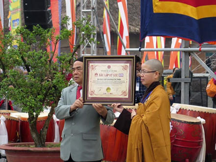 Ông Ngô Kim Xuân - nguyên Đại sứ Việt Nam tại Liên Hiệp Quốc, thành viên Hội đồng tư vấn tổ chức Kỷ lục Việt Nam - trao tặng Chứng nhận Kỷ lục Việt Nam cho bức Tranh Phật Quan Âm.