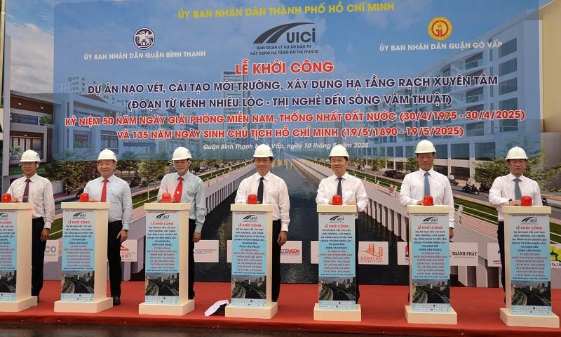 Các đại biểu thực hiện nghi thức khởi công Dự án nạo vét, cải tạo rạch Xuyên Tâm.