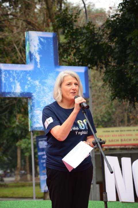 Bà Charlotte Laursen Đai sứ Đan Mạch trước sự kiện Giờ Trái đất 2016 tại Đại học Bách Khoa.