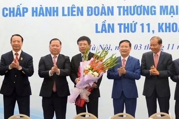 Các đại biểu tặng hoa chúc mừng tân Chủ tịch VCCI Hồ Sỹ Hùng.