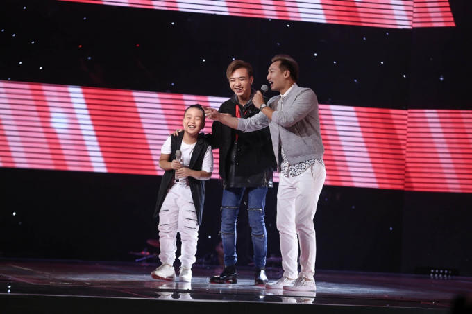 Cậu bé “búi tóc” Quốc Thái hát tiếng Anh khiến 4 HLV “lao” lên sân khấu tranh giành