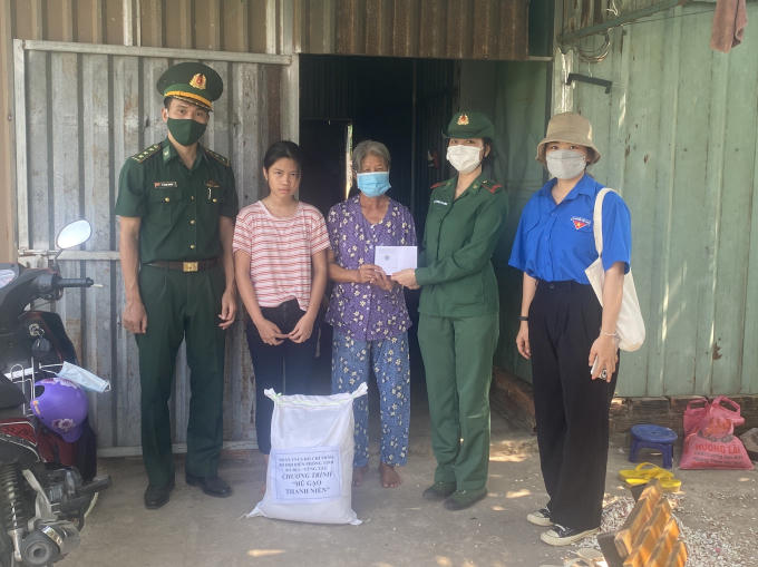 Những suất quà nhỏ thể hiện sự quan tâm, chia sẻ với nhân dân có hoàn cảnh khó khăn.