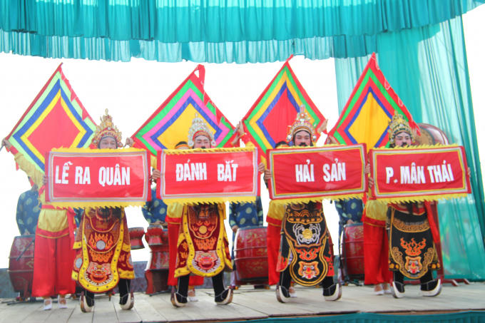 Lễ hội cầu ngư diễn nhằm mục đích bày tỏ lòng thành kính với các vị tiền nhân, cầu cho Quốc thái dân an, mưa thuận gió hòa, cầu cho một mùa đánh bắt hải sản thắng lợi, vượt qua mọi tai nạn sóng gió, cầu cho nhân dân có cuộc sống ấm no hạnh phúc. (Ảnh: Vân Trương)
